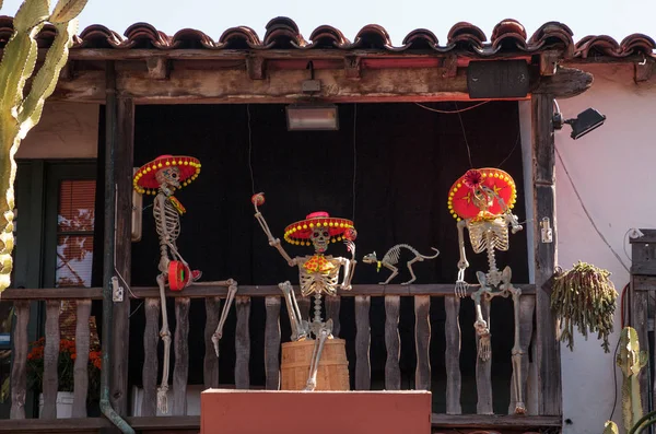 Bloem en skelet veranderen in Dia de los Muertos — Stockfoto