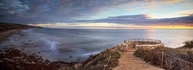 Crystal Cove State Park olabilir kez bir taş overlook gün batımı