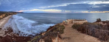 Crystal Cove State Park olabilir kez bir taş overlook gün batımı