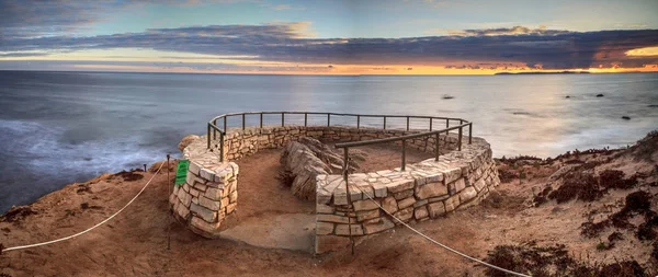 Sunset in a stone overlook that views Crystal Cove State Park Be — Stock Photo, Image