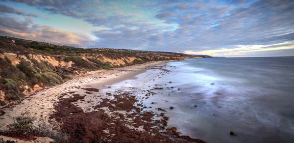 Pôr do sol sobre Crystal Cove State Park Beach — Fotografia de Stock