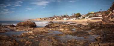 Kayalık sahil plaj evler Crystal Cove State Park b astar ile