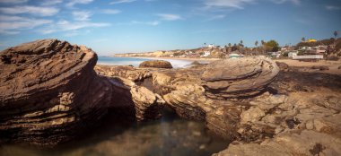 Kayalık sahil plaj evler Crystal Cove State Park b astar ile