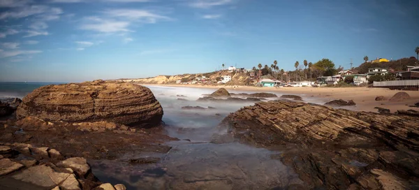 岩石海岸与海滩小屋衬里水晶海湾状态公园 b — 图库照片