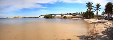 Sanibel Causeway köprüsünün manzarası,