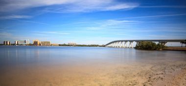 Sanibel Causeway köprüsünün manzarası,