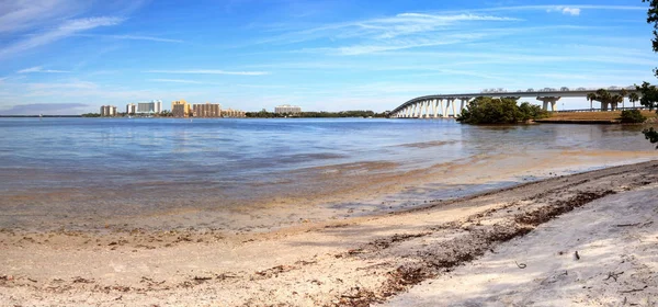 Blick vom Strand der Sanibel Causeway Brücke, — Stockfoto