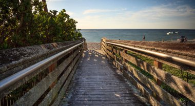 Lider aşağı Vanderbilt Beach boardwalk