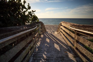 Lider aşağı Vanderbilt Beach boardwalk