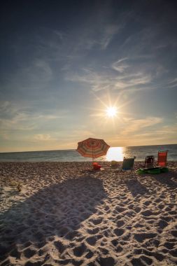 Naples, Florida Vanderbilt plaj boyunca şemsiye