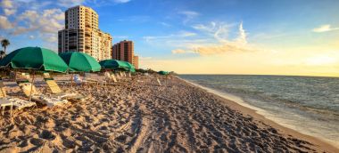 Naples, Florida Vanderbilt plaj boyunca şemsiye