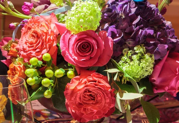 Čerstvá Kytice růží, rubrum Lily, hortenzie, — Stock fotografie