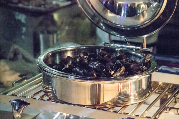 Muskeln dampften in einem schwarzen Dampfer — Stockfoto