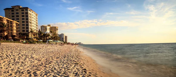 Weißer Sand und Palmen am Strand von Vanderbilt in Neapel — Stockfoto
