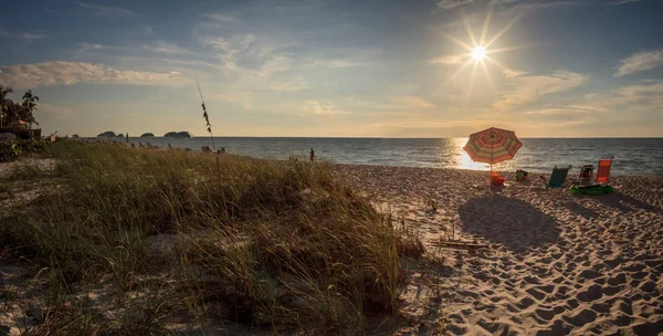 Naples, Florida Vanderbilt plaj boyunca şemsiye — Stok fotoğraf