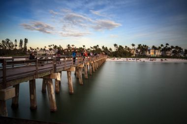 Napoli Pier gün batımında sahilde