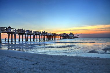 Napoli Pier gün batımında sahilde