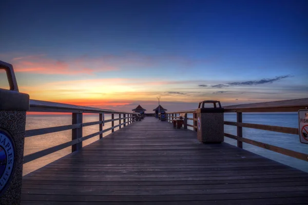 Napoli Pier gün batımında sahilde — Stok fotoğraf