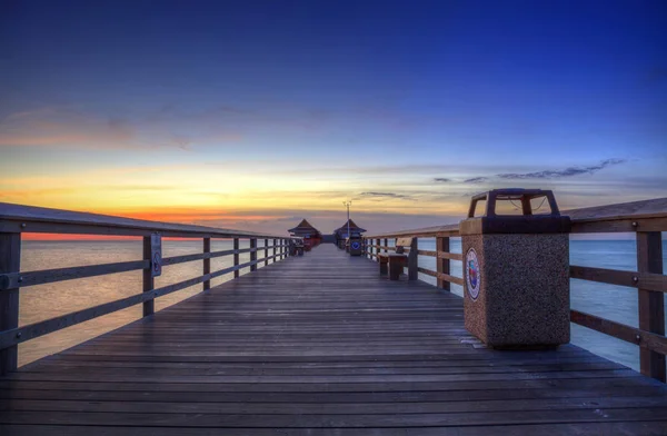 Napoli Pier gün batımında sahilde — Stok fotoğraf