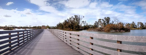 Boardwalk jde přes bažiny v parku jezera a ukazuje Hurrica — Stock fotografie