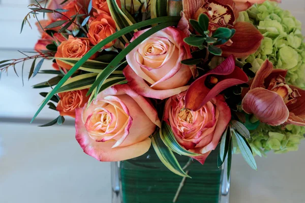 Kytice květin včetně růží, orchideje, polštářové Proteas — Stock fotografie