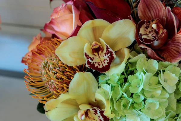 Kytice květin včetně růží, orchideje, polštářové Proteas — Stock fotografie