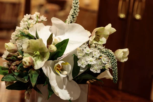 Kytice bílých květin včetně růží — Stock fotografie