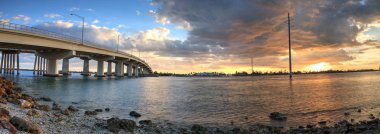 Günbatımı Marco adaya seyahat köprü karayolu üzerinde,