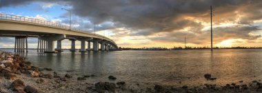 Günbatımı Marco adaya seyahat köprü karayolu üzerinde,