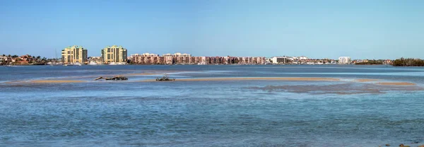 Ciel bleu au-dessus de la chaussée du pont qui se rend sur l'île Marco — Photo