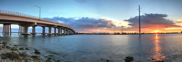 Pôr do sol sobre a estrada da ponte que viaja para a Ilha Marco , — Fotografia de Stock