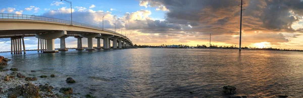 Pôr do sol sobre a estrada da ponte que viaja para a Ilha Marco , — Fotografia de Stock