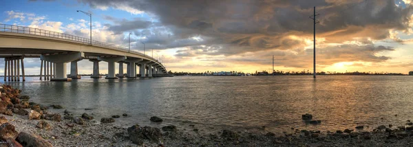 Naplemente alatt a híd útszakaszon, hogy utazások Marco Island-ra, — Stock Fotó