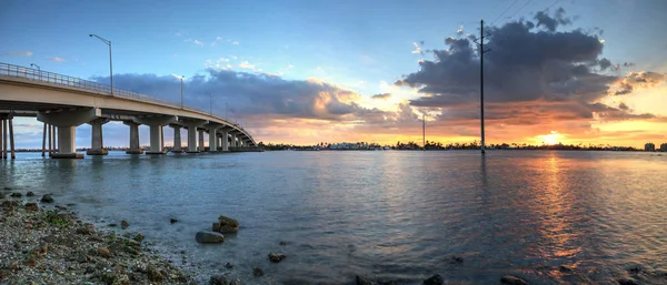 Pôr do sol sobre a estrada da ponte que viaja para a Ilha Marco , — Fotografia de Stock