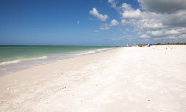 Tigertail Beac beyaz kum ve yeşil beach otların üzerinde mavi gökyüzü