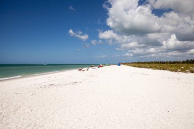Tigertail Beac beyaz kum ve yeşil beach otların üzerinde mavi gökyüzü