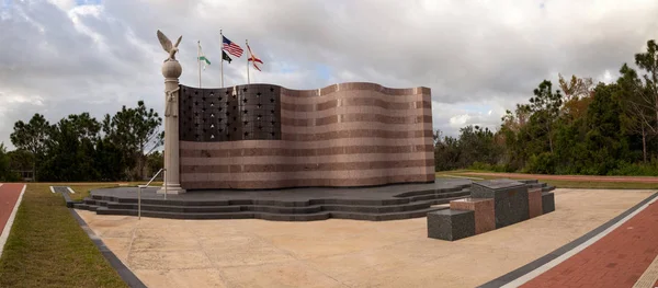 Pomnik pomnik flagi i ryciny na cześć kombatantami — Zdjęcie stockowe