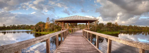 Gazebo en un paseo marítimo aislado y tranquilo de madera — Foto de Stock