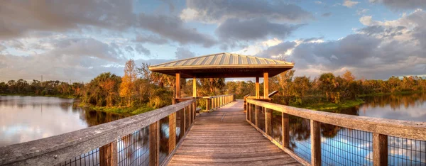 Ahşap gözlerden uzak, huzurlu boardwalk tarihinde Gazebo üzerinden günbatımı — Stok fotoğraf