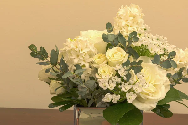Vit brudbukett blommor inklusive rosor — Stockfoto