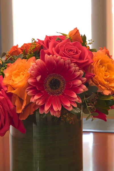 Oranžové a růžové růže a sedmikrásky květin — Stock fotografie