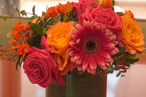 Oranžové a růžové růže a sedmikrásky květin — Stock fotografie