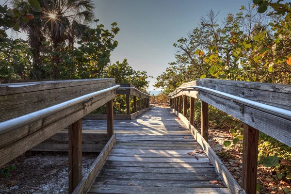 Boardwalk di pantai pasir putih Delnor-Wiggins Pass Sta — Stok Foto