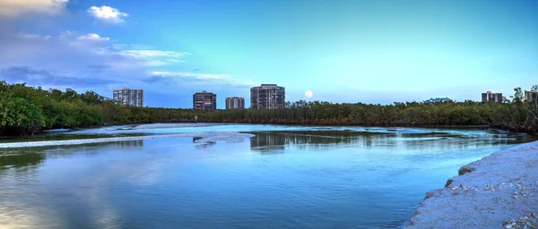 Moonrise folyó az óceánba, kagyló át vezető — Stock Fotó