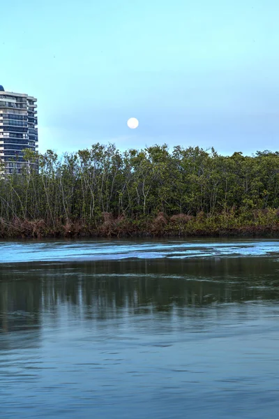 Salida de la luna sobre el río que conduce al océano en Clam Pass — Foto de Stock