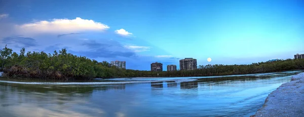 Moonrise over River leading to the ocean at Clam Pass — Stock Photo, Image