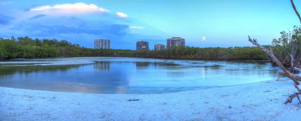 Moonrise over River leading to the ocean at Clam Pass — Stock Photo, Image