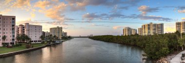 Günbatımı gökyüzü ve bulutlar Vanderbilt kanal Nehri