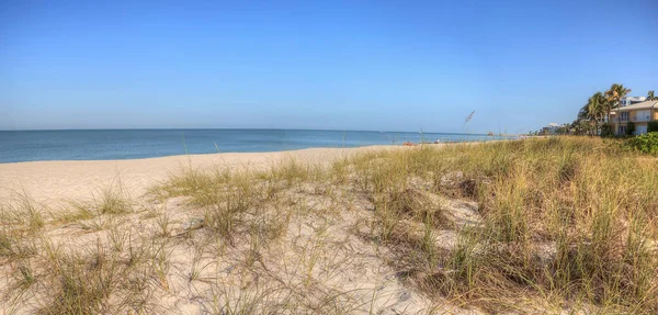 Lowdermilk Beach üzerinde açık mavi gökyüzü — Stok fotoğraf