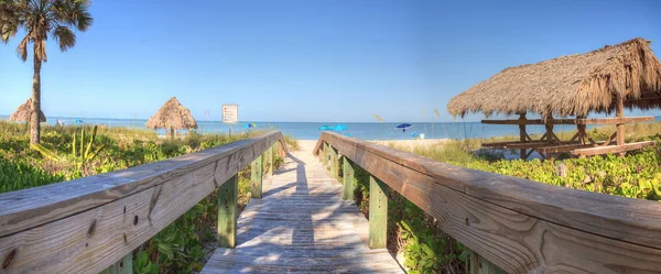 Clear blue sky over Lowdermilk Beach — Stock Photo, Image